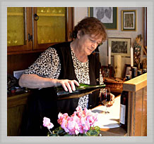Irmgard Schott schenkt Wein aus