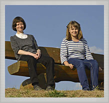 Sabine und Johanna auf einer Bank