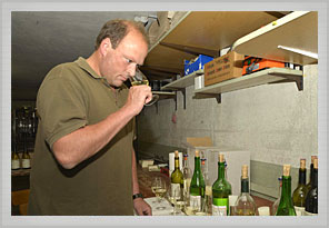 Bernhard Schott probiert Wein